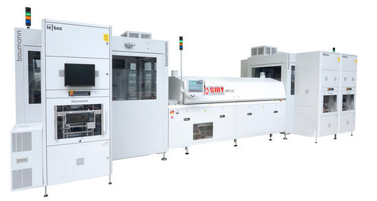 Die Testlinie besteht aus zwei verketteten Prüfzellen mit angedockten Teststationen. Mittig im Bild der Ofen zum Aufheizen der Leiterplatten.