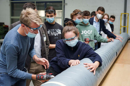 Alle packen mit an! Schüler und Auszubildende bauen im Vorfeld die Lüftungsanlage bei Baumann Automation.