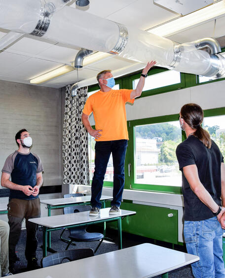 Von links: Andreas Bodensteiner (Ausbilder Baumann Automation), Christian Zenger (Schulleiter Gregor-Mendel-Gymnasium) und Daniel Kiesl (Ausbilder Baumann Automation).