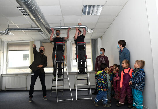 Dr. Georg Baumann (Firmengründer und Inhaber Baumann Automation) gemeinsam mit den Azubis von Baumann Automation, der Erzieherin und den Kindern des Baumann-Waldkindergartens. / Bild: Petra Hartl