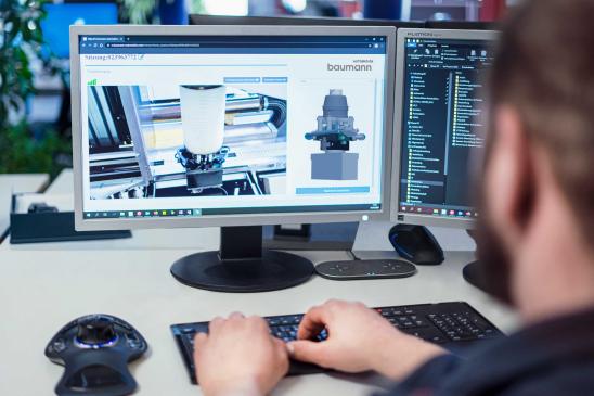 The Baumann Service operator sees the state of the work on-site on the left side of the monitor and is able to provide targeted support by superimposing text on the right side of the screen.
