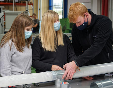 Die Lüftungsanlage wird im Teamwork vormontiert.