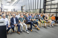 Mitarbeitende und geladene Gäste